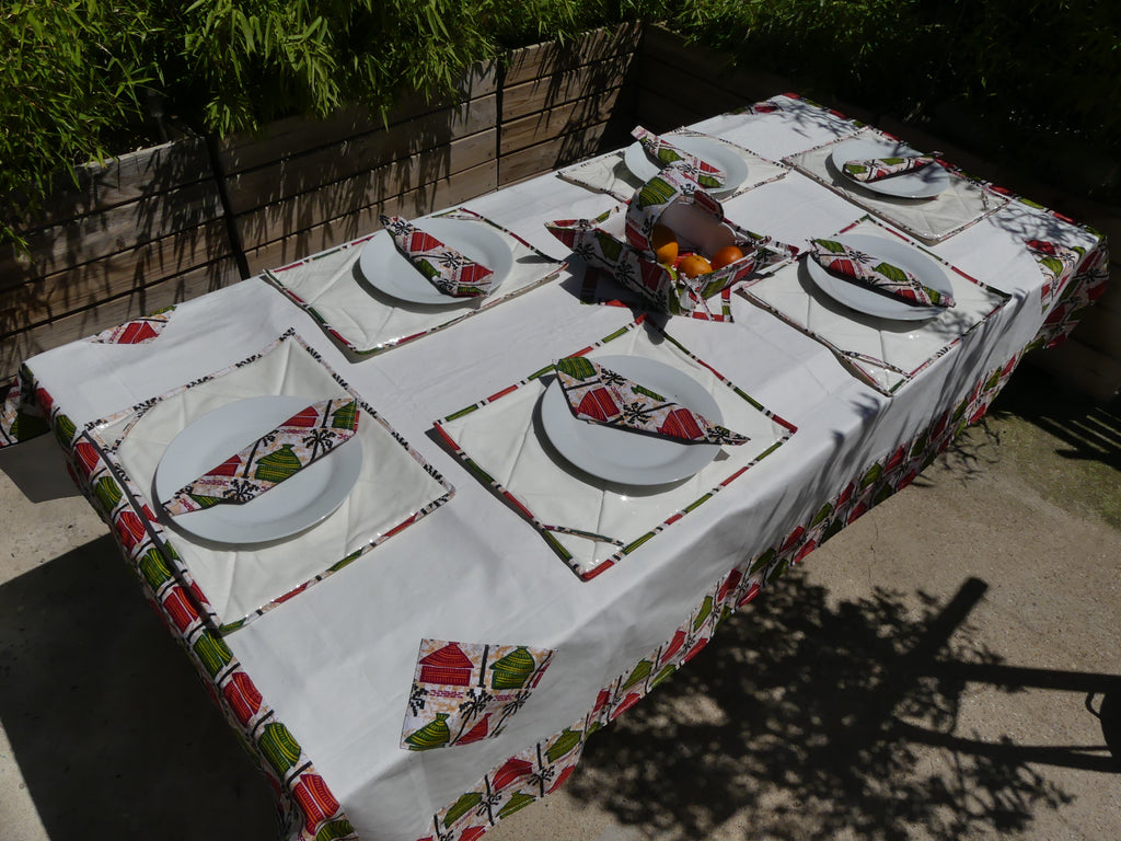 9) Set de table pour 8 personnes. Nappe centrale et huit