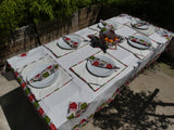 Ensemble de nappe 6 couverts en wax: 1 nappe de 2.40 m environ, 6 sets de table, 6 serviettes de table, 1 panier à pain ou à fruit et 1 chemin de table.
