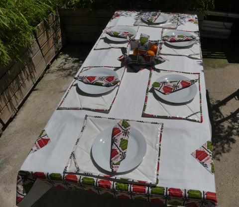 Ensemble de nappe 6 couverts en wax: 1 nappe de 2.40 m environ, 6 sets de table, 6 serviettes de table, 1 panier à pain ou à fruit et 1 chemin de table.